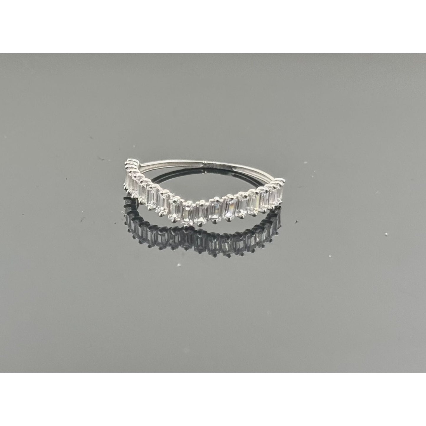 18k Solid Gold Ladies Simple Ring GR674