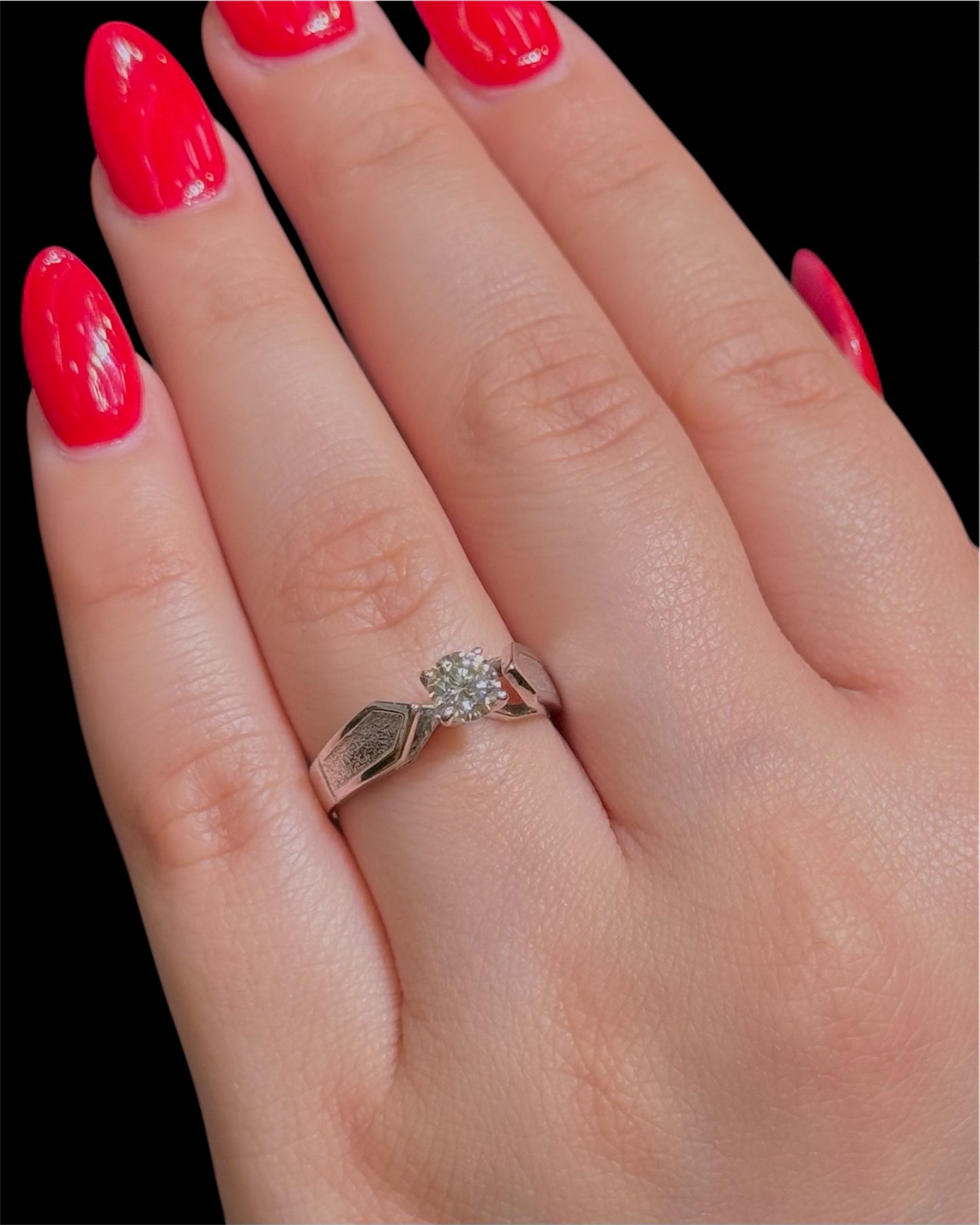 Natural Round Cut Diamond Ring DR428