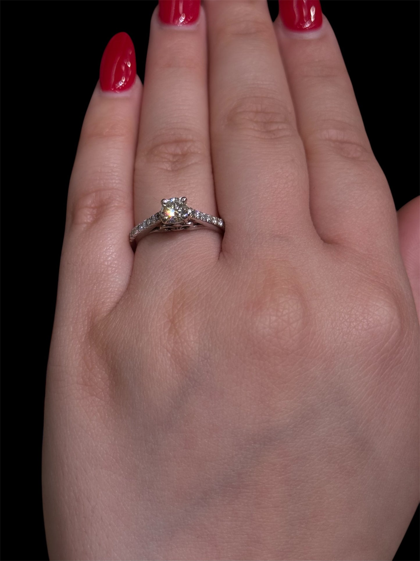 Natural Round Cut Diamond Ring DR424