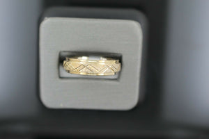 18k Solid Gold Elegant Ladies Modern Machine Finish Band Ring R9083m - Royal Dubai Jewellers